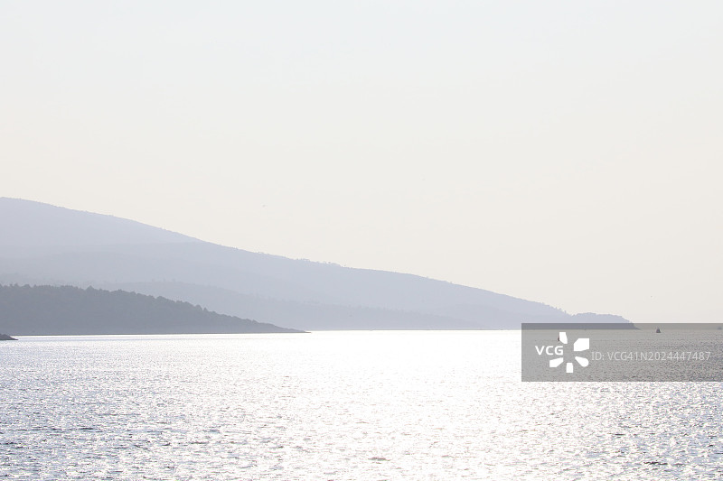 克罗地亚达尔马提亚海岸的亚得里亚海上的阳光图片素材