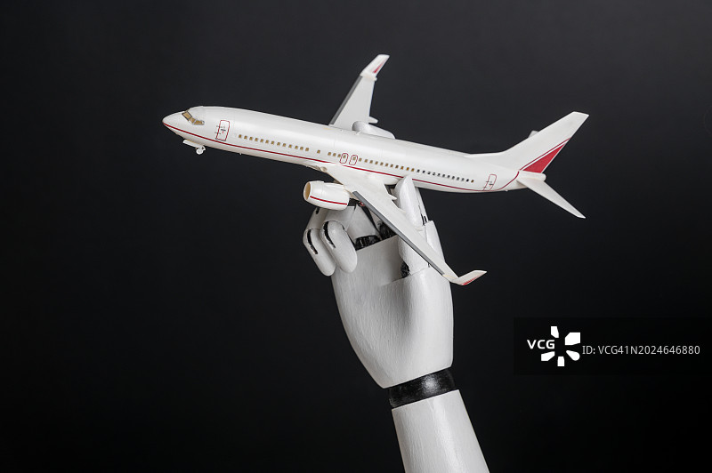 机械手 holding 飞机模型图片素材
