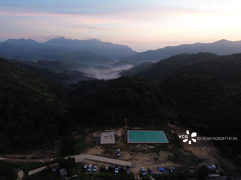 山谷中的足球场和村庄图片素材