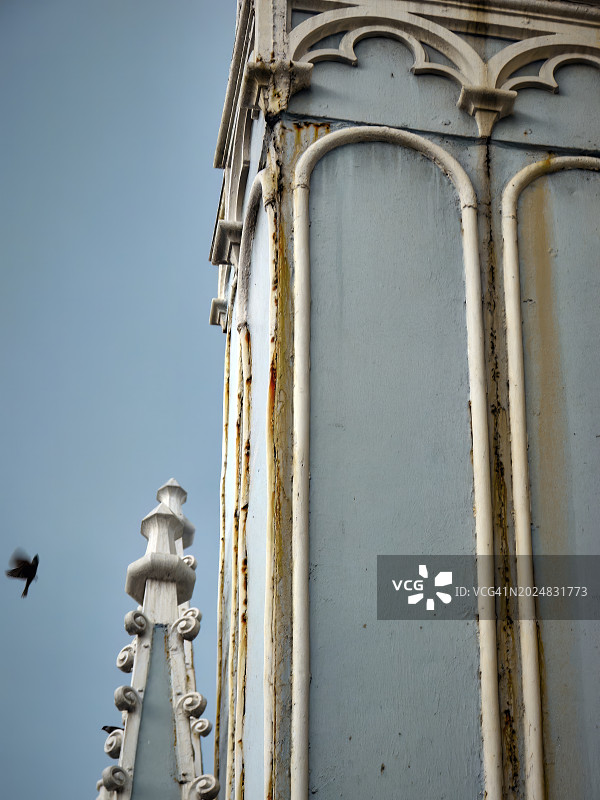 圣塞巴斯蒂安教堂石柱与飞鸟的竖版特写图片素材