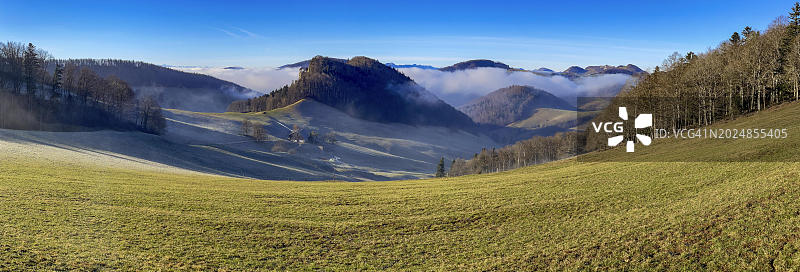 瑞士汝拉山谷的雾气，Ankenballen岩石，巴塞尔乡村半州，欧洲图片素材