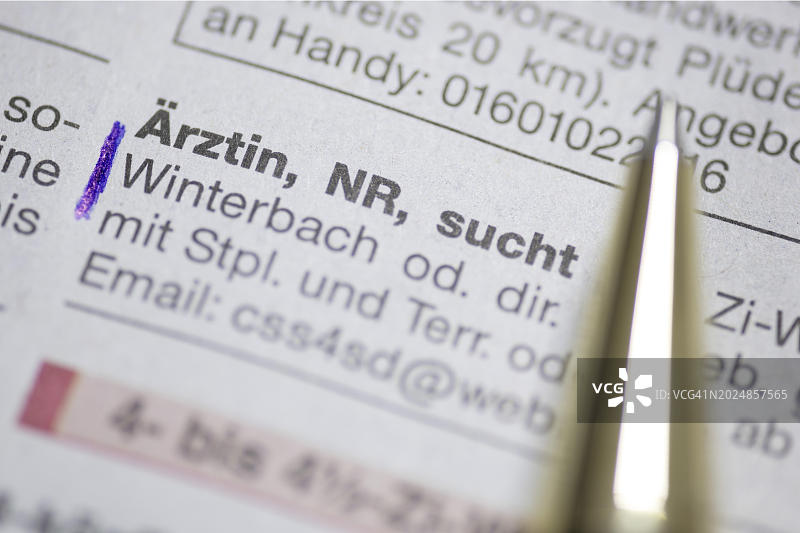 住房短缺的象征图片：房屋广告，笔，医生，房屋搜索，德国，欧洲图片素材