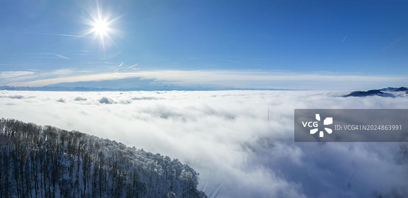 汝拉山冬季全景：瑞士索洛图恩维森高雾图片素材