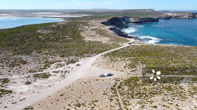南澳大利亚艾尔半岛的海岸鸟瞰，高耸的悬崖与澳大利亚大陆接壤图片素材