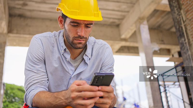 工程师使用手机图片素材