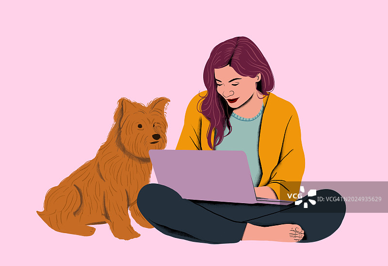 女人在家用笔记本电脑工作，宠物狗陪伴在侧，享受舒适和快乐图片素材
