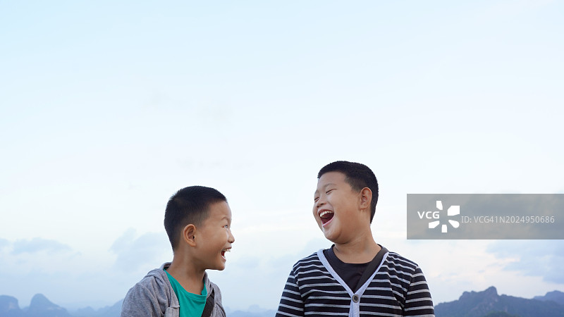 亚洲儿童在山顶微笑的旅行照图片素材