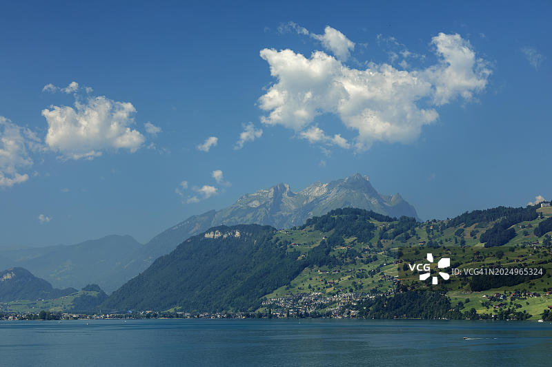 眺望琉森湖至韦吉斯，瑞士琉森州，琉森湖，琉森，瑞士，欧洲图片素材