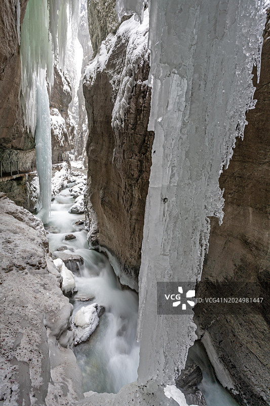 峡谷中的冰柱，冬季，冰雪，河流，德国，欧洲图片素材