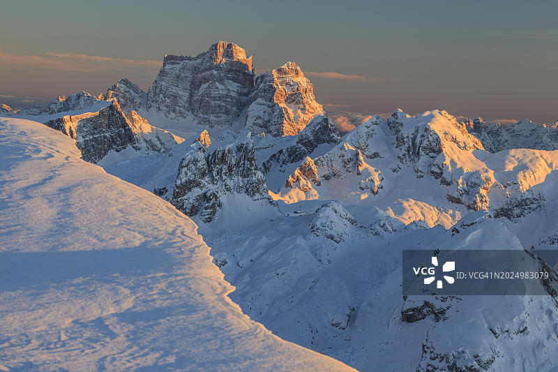 日落时分多洛米蒂山佩尔莫山的雪景山峰图片素材