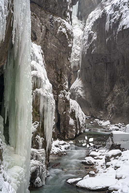峡谷中的冰柱，冬季，冰雪，河流，德国，欧洲图片素材