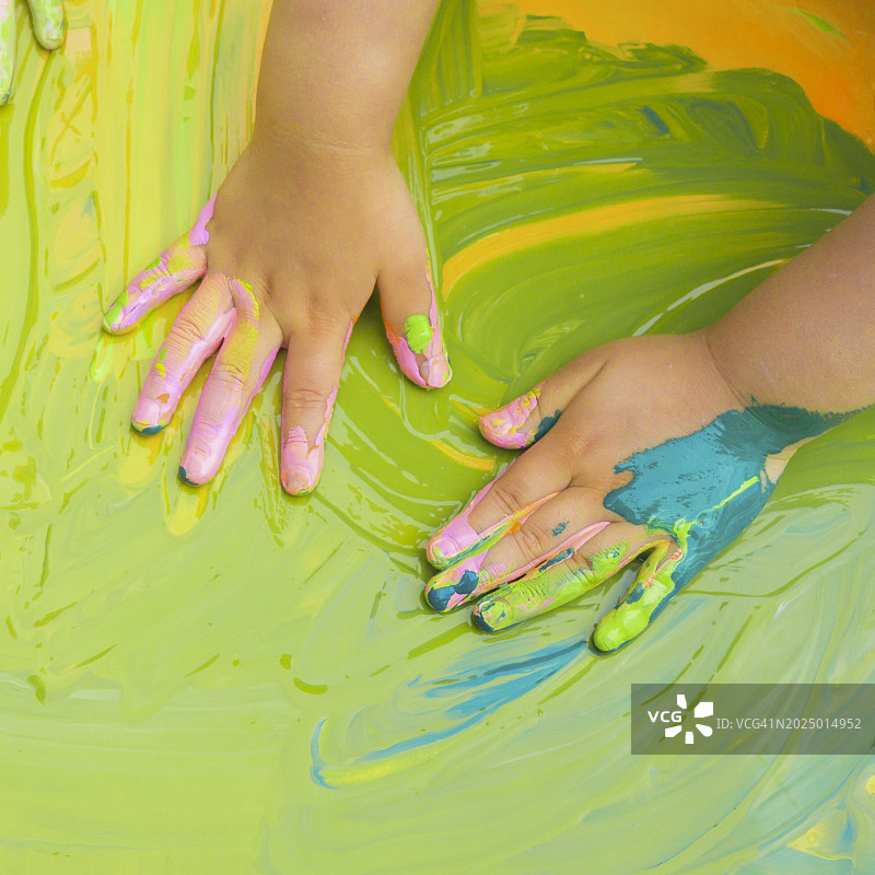 孩子的手玩颜料图片素材