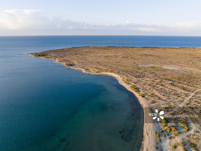 吉尔吉斯斯坦伊塞克湖湖畔景观航拍，亚洲图片素材