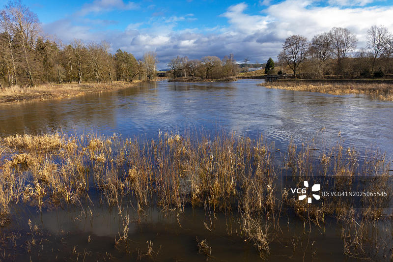 布雷格河与布里加赫河汇合形成多瑙河，多瑙河源头，德国巴登-符腾堡州多瑙埃兴根图片素材