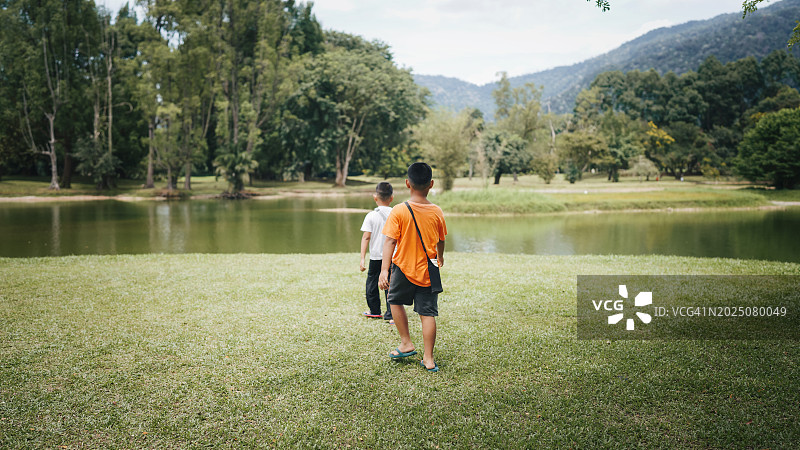 游客前往马来西亚太平湖图片素材