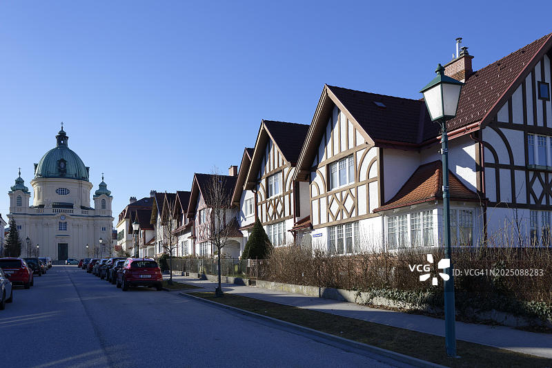 奥地利下奥州本多夫克虏伯大街的半木结构房屋和玛格丽滕教堂图片素材