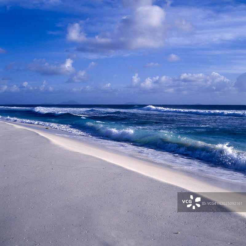 非洲塞舌尔弗雷格特岛的清澈蓝色海水和白色沙滩图片素材