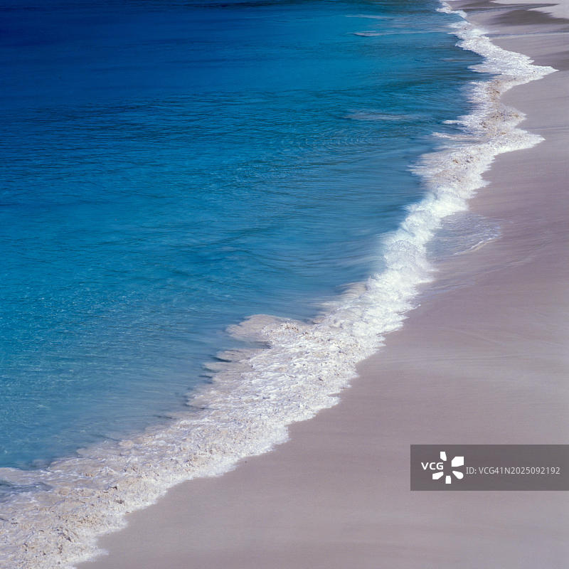 非洲塞舌尔弗雷格特岛的清澈蓝色海水和白色沙滩图片素材