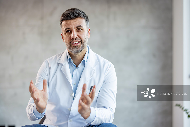 快乐的男医生在网络会议上分享建议图片素材