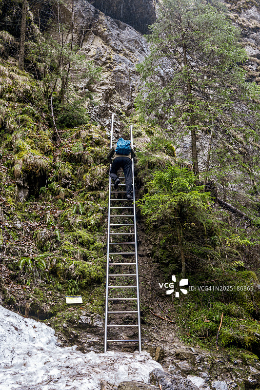 游客在山中爬梯子图片素材