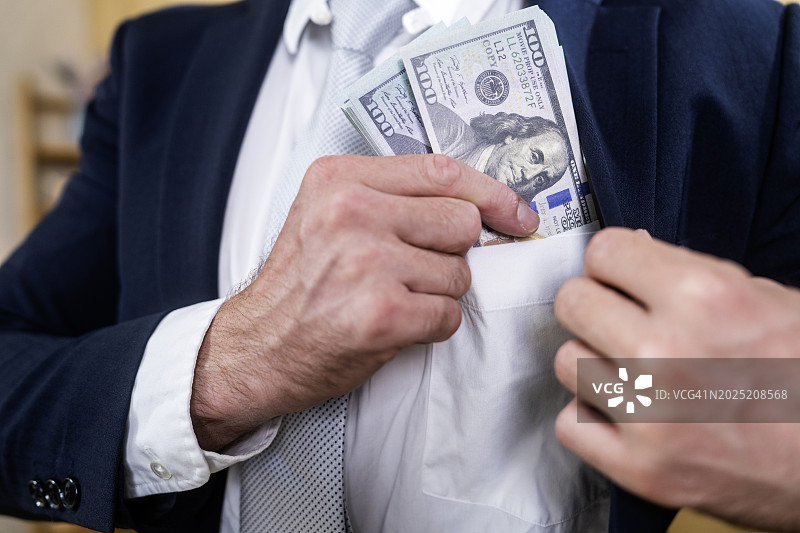 商人把钱放进口袋图片素材
