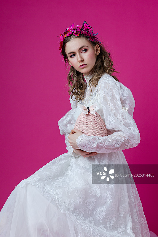 身穿白色复古连衣裙的美丽女人图片素材