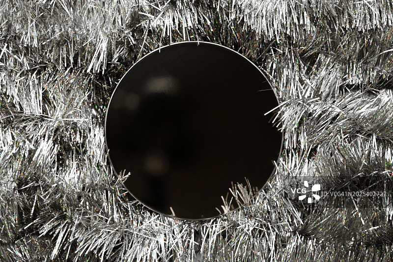 银色金属丝背景上的圆形金属讲台图片素材