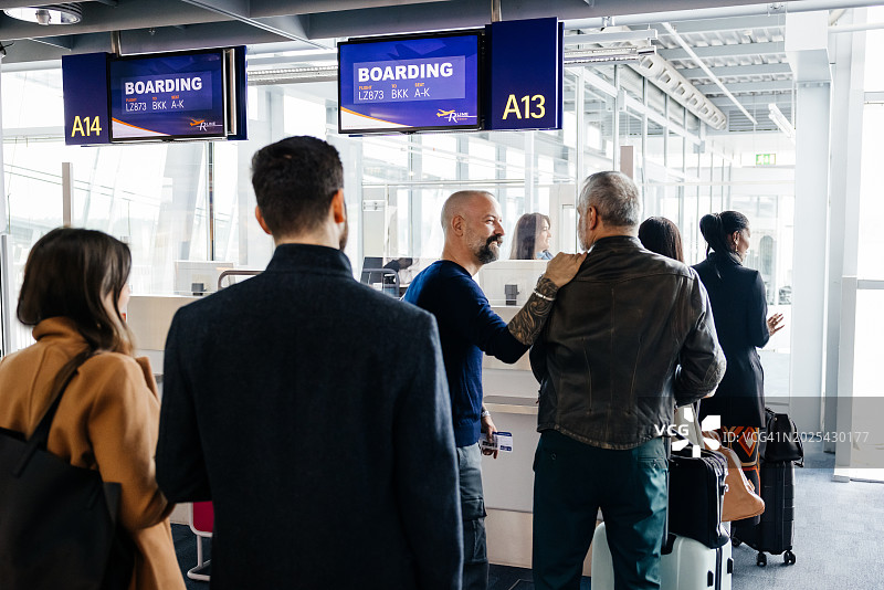 排队等候登机的乘客图片素材