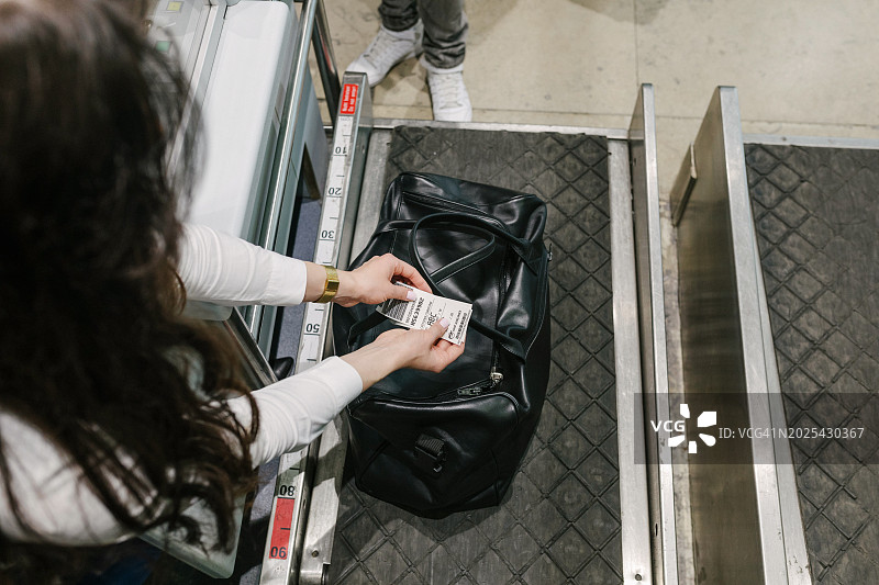 俯视机场工作人员办理乘客行李托运图片素材