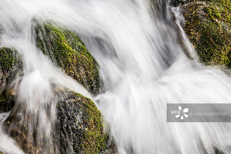 沃尔姆萨山谷溪流上的模糊水面图片素材