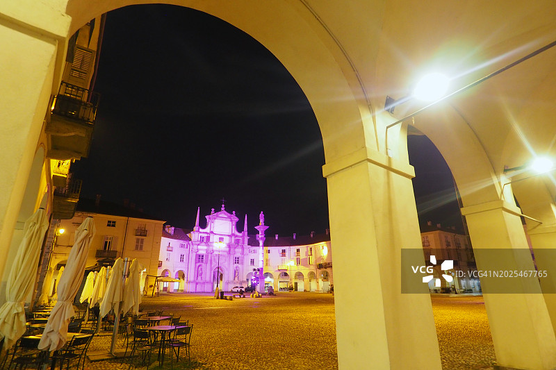 夜幕下的报喜广场与巴洛克式教堂图片素材