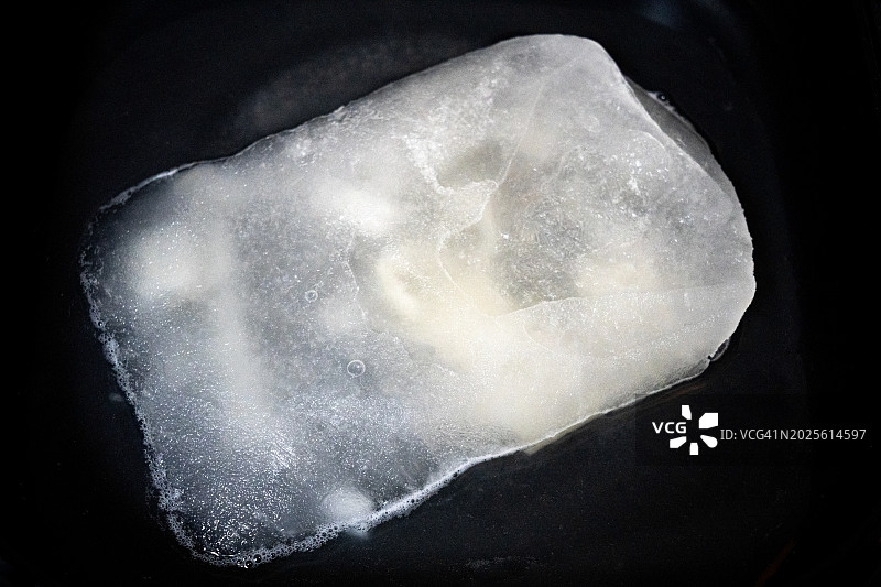 黑色背景上融化的冰块图片素材