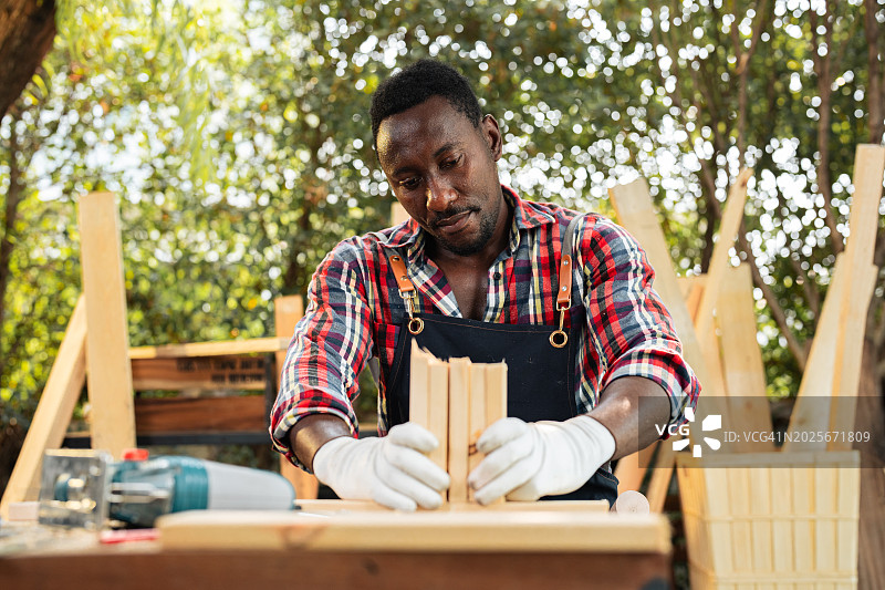 木工车间里在木板上涂油漆或清漆的特写图片素材