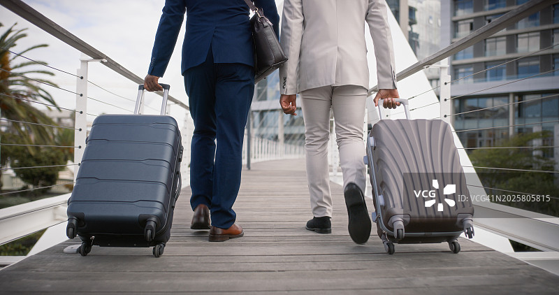 商务人士在城市桥梁上合作，为金融团队或通勤旅行图片素材