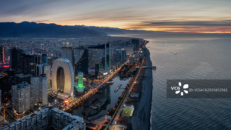 浪漫日落后巴统城市天际线黎明航拍图片素材