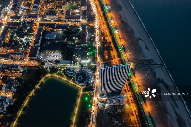 从上方看到的巴统市现代市中心夜景和黑海海岸图片素材