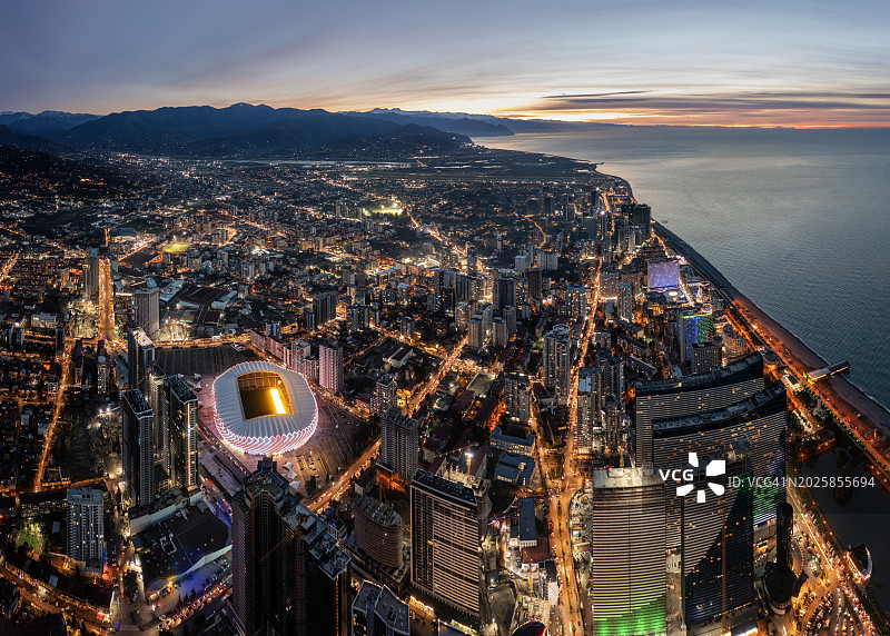 从上方看巴统市的夜景和黑海的广阔图片素材