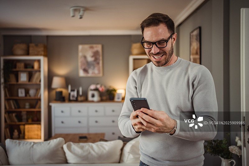 我用手机阅读了好消息图片素材