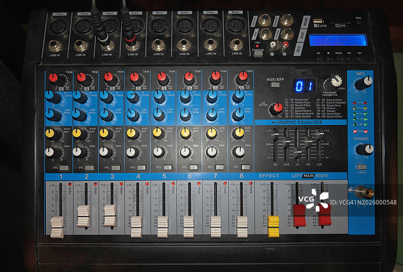 桌子上音频混音器的高角度视图图片素材