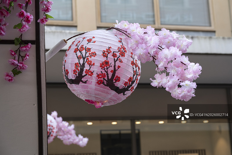 日式灯笼与人造花图片素材