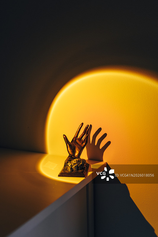 橙色霓虹灯戒指托图片素材