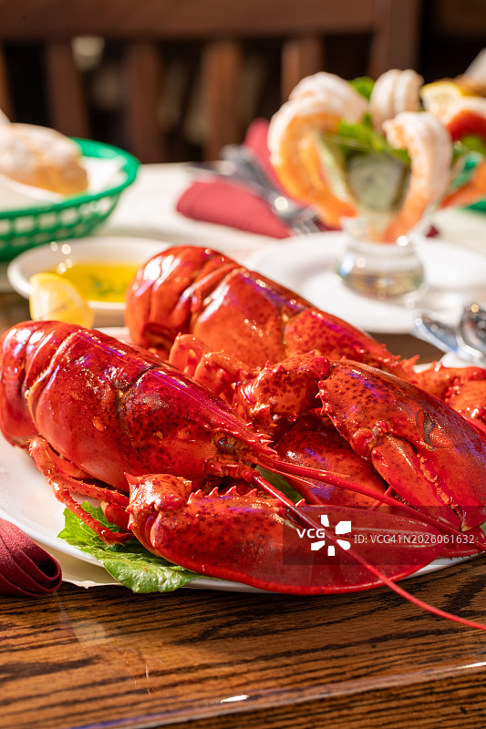 两只完整龙虾晚餐特写图片素材