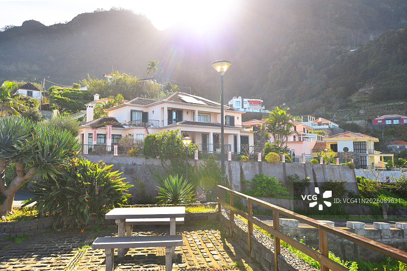 葡萄牙马德拉岛北部海岸线上的小镇图片素材
