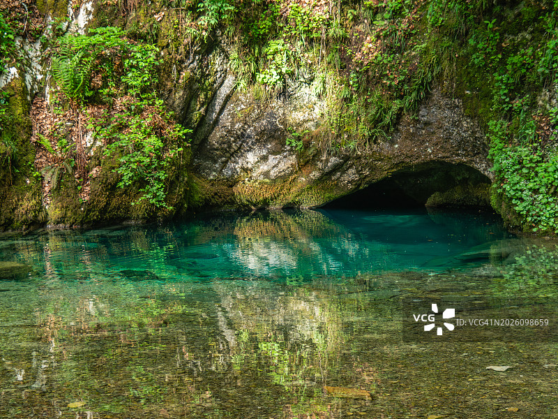 马尔布松蓝色之泉水下洞穴中岩壁在碧绿清澈的水中的倒影图片素材