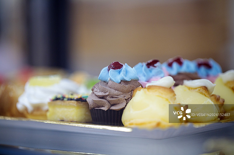 面包糕点店橱窗里的烤蛋糕图片素材