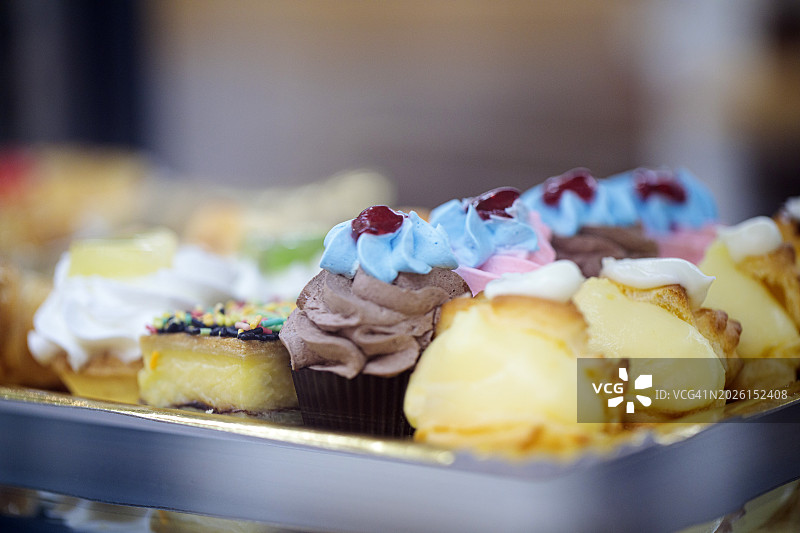 面包糕点店橱窗里的烤蛋糕图片素材