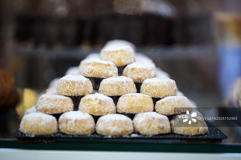 面包糕点店橱窗里的烤蛋糕图片素材