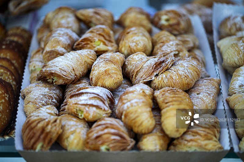 面包糕点店橱窗里的烤蛋糕图片素材