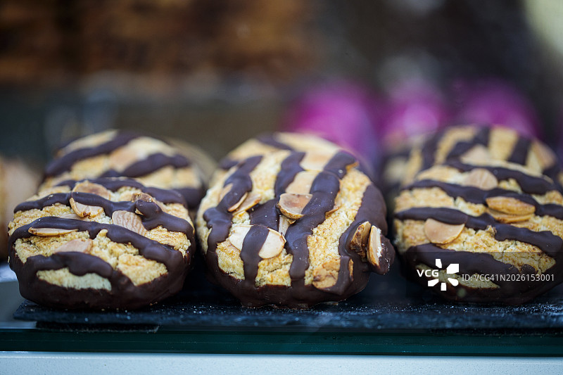 面包糕点店橱窗里的烤蛋糕图片素材