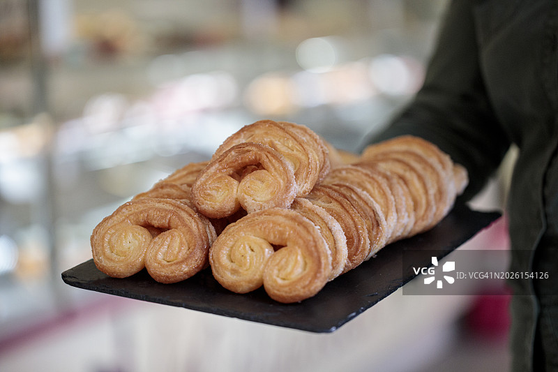 糕点师在烤盘上展示手工棕榈树图片素材